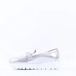 Women Wonders Aura Infinity Link Slip On - Silver Leather