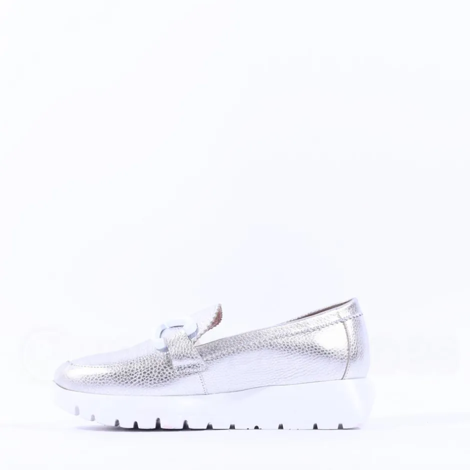 Women Wonders Aura Infinity Link Slip On - Silver Leather