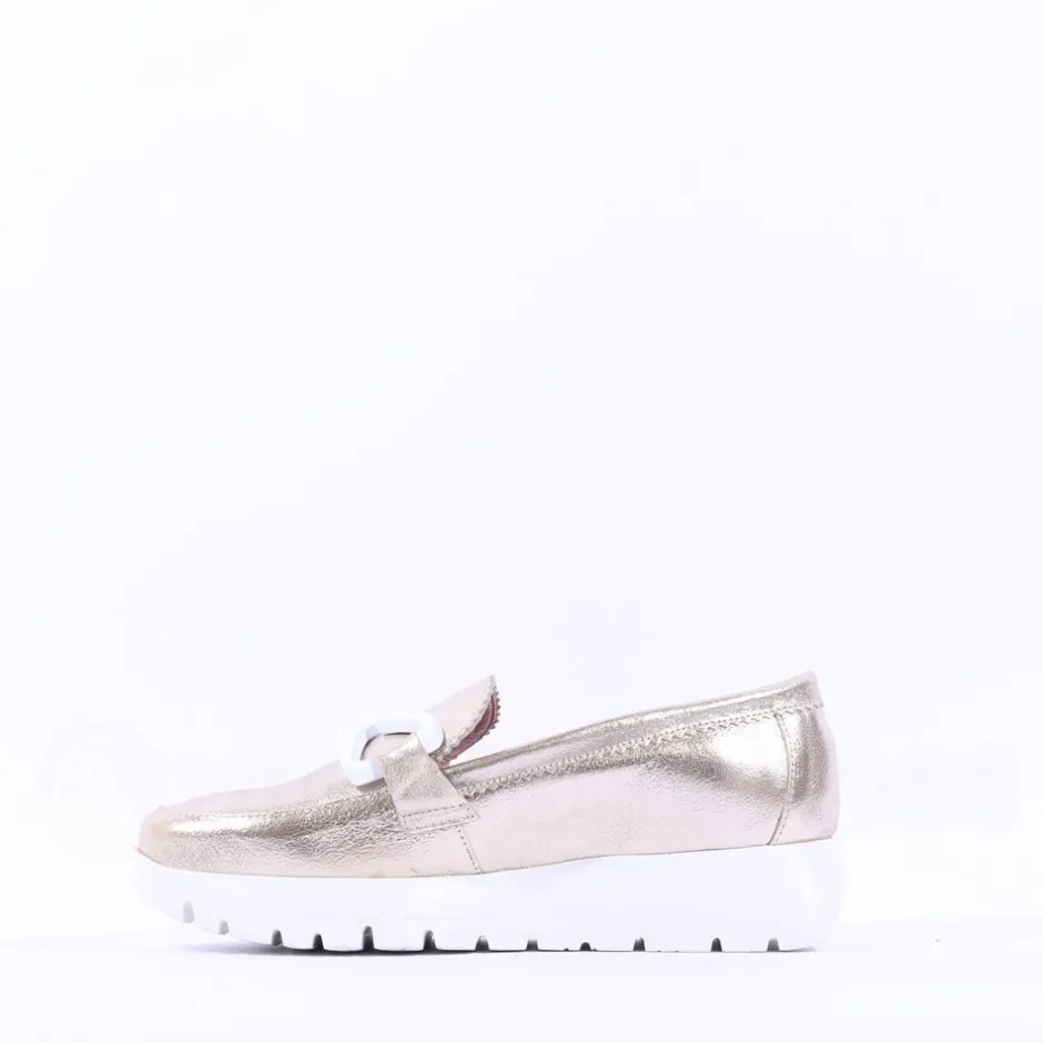 Women Wonders Aura Infinity Link Slip On - Gold Leather