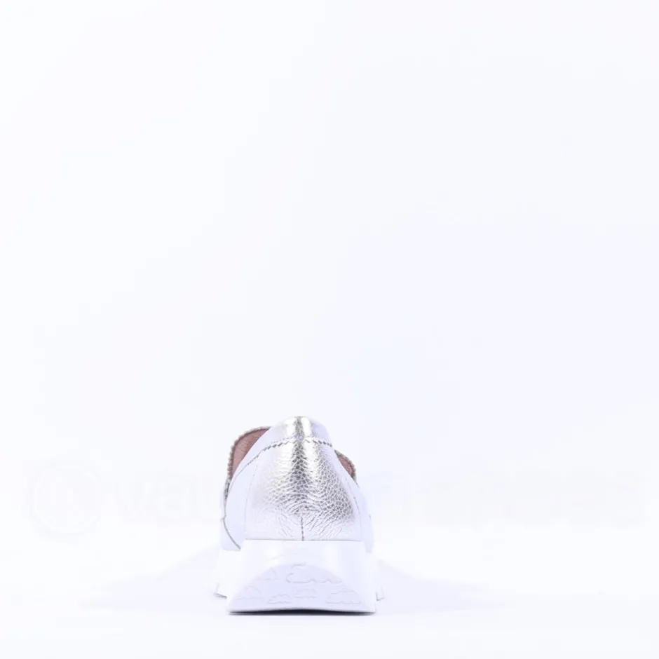 Women Wonders Aura Infinity Link Slip On - Silver Leather