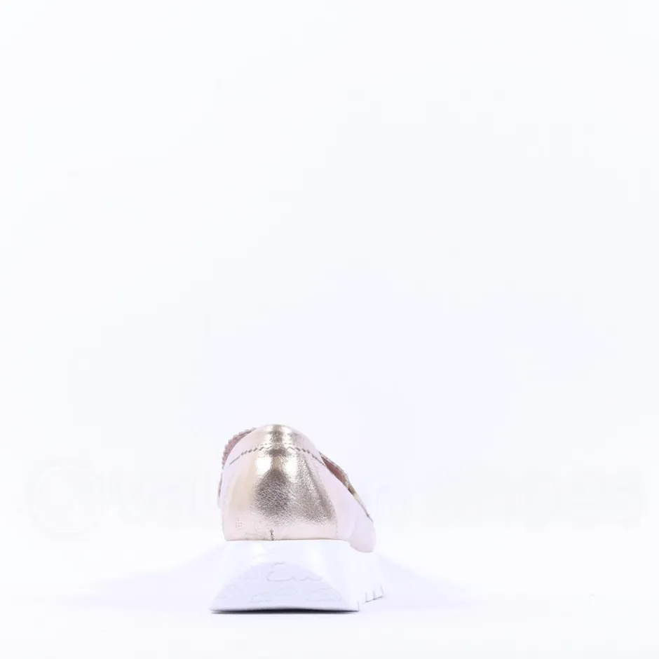 Women Wonders Aura Infinity Link Slip On - Gold Leather