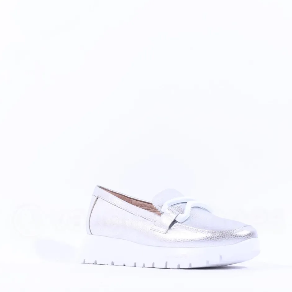 Women Wonders Aura Infinity Link Slip On - Silver Leather