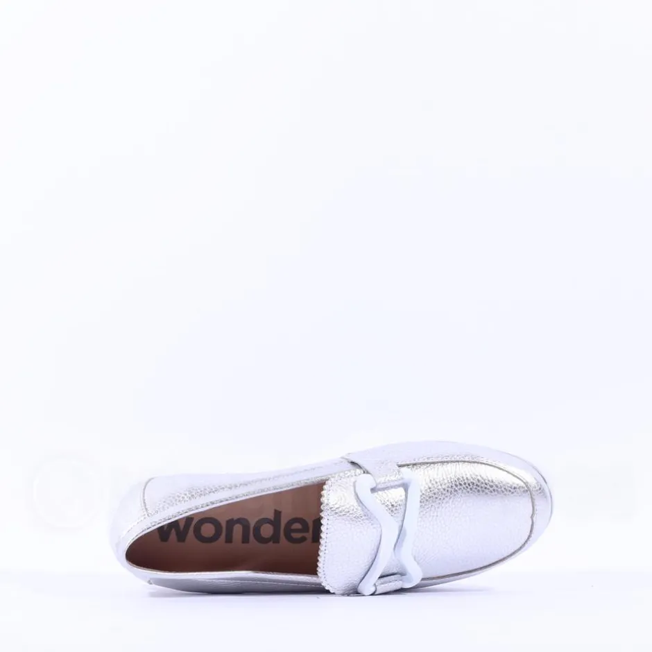 Women Wonders Aura Infinity Link Slip On - Silver Leather