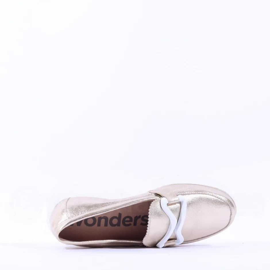 Women Wonders Aura Infinity Link Slip On - Gold Leather