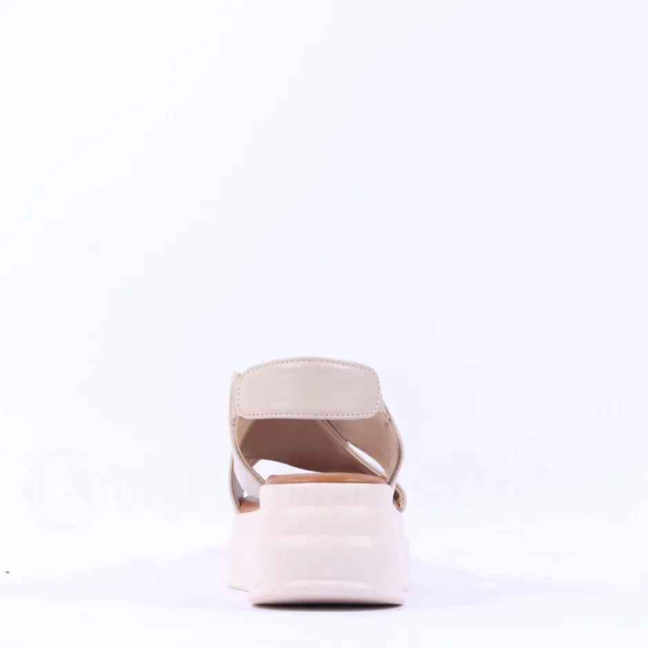 Women Tamaris Wren Cross Platform Sandal - Ivory