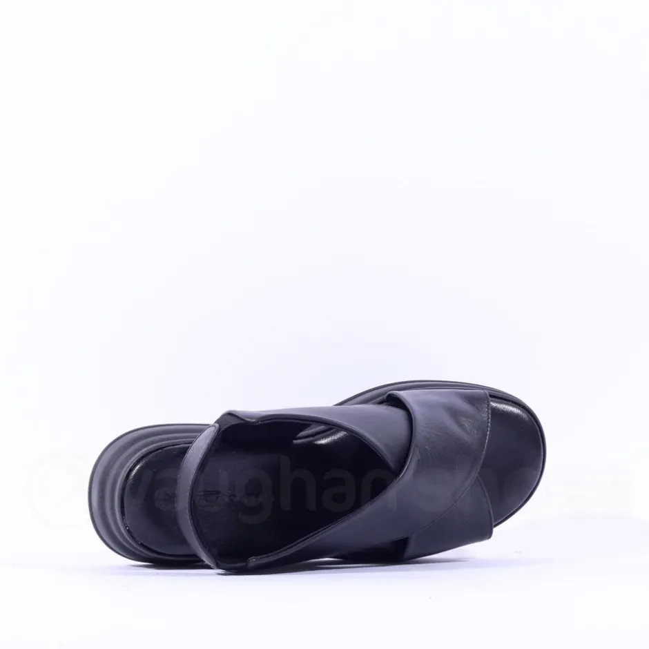 Women Tamaris Wren Cross Platform Sandal - Black